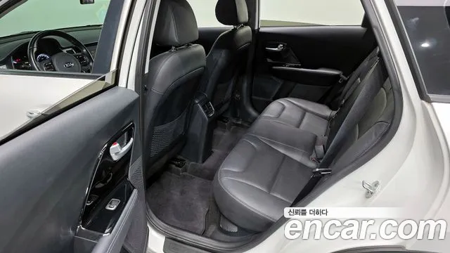 Kia Niro 2017 — фото 18
