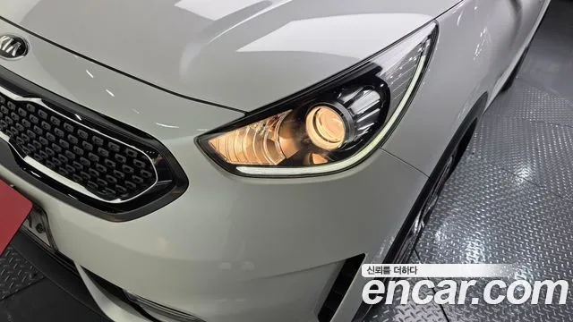 Kia Niro 2017 — фото 8