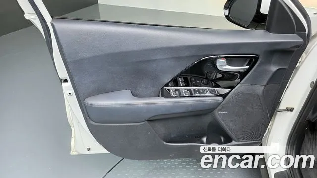 Kia Niro 2017 — фото 14