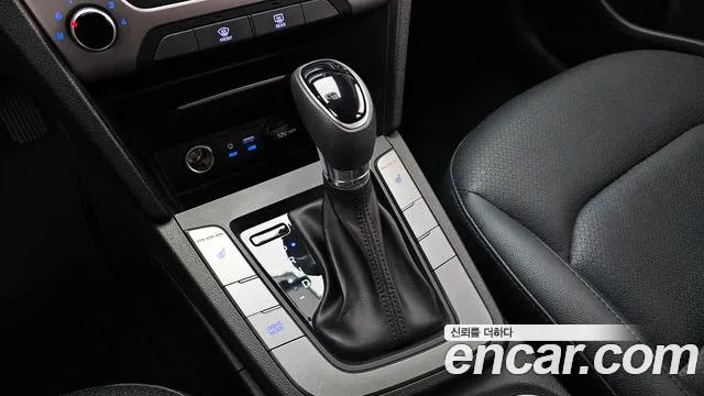 Hyundai AVANTE 2018 — фото 12