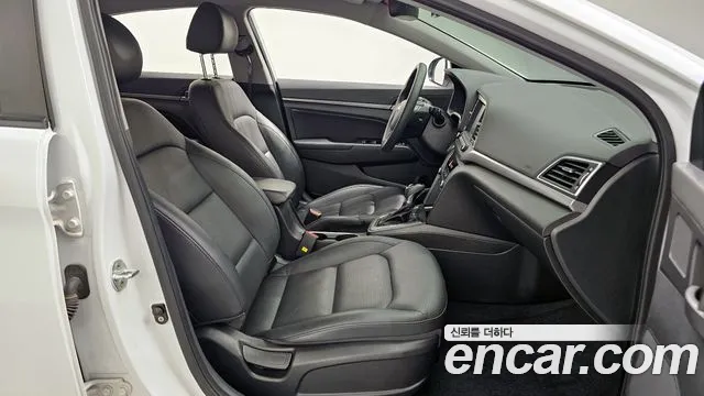 Hyundai AVANTE 2018 — фото 17