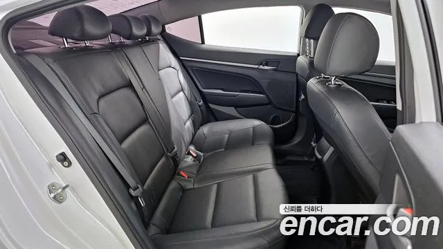 Hyundai AVANTE 2018 — фото 18