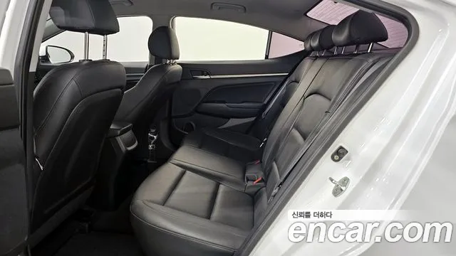 Hyundai AVANTE 2018 — фото 19