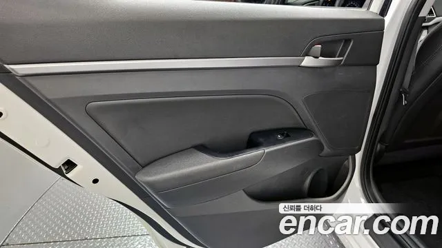 Hyundai AVANTE 2018 — фото 15