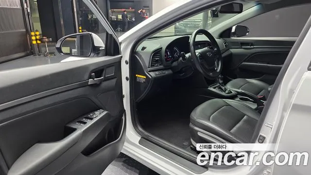 Hyundai AVANTE 2017 — фото 13