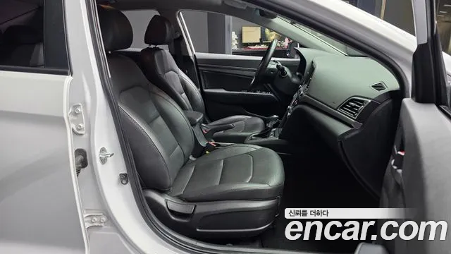 Hyundai AVANTE 2017 — фото 17