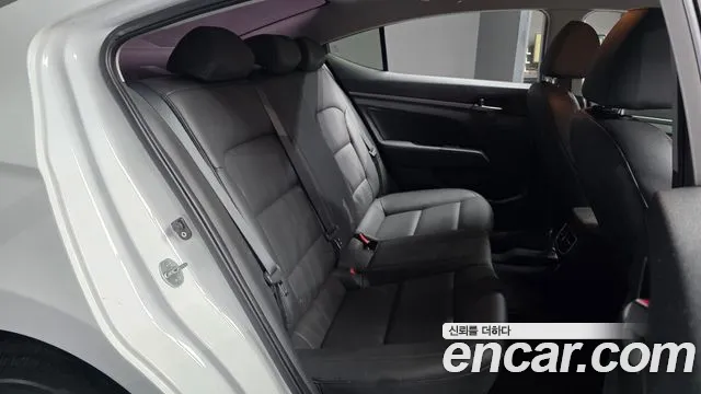 Hyundai AVANTE 2017 — фото 18