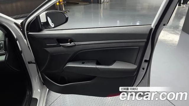 Hyundai AVANTE 2017 — фото 14