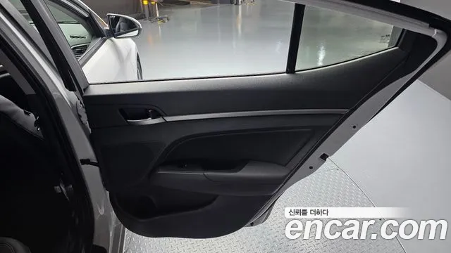 Hyundai AVANTE 2017 — фото 15