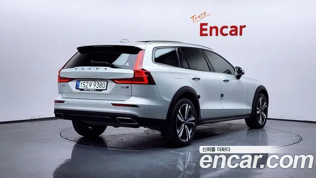 Volvo V60 2021 — фото 2
