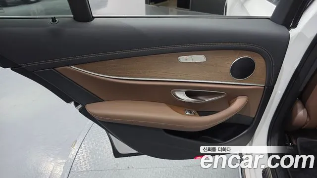 Mercedes-Benz E-Class 2021 — фото 15