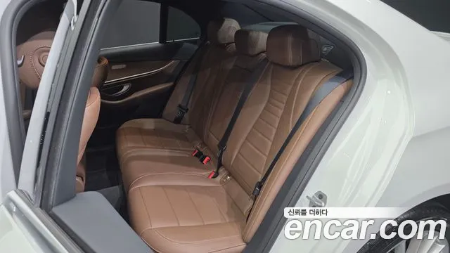 Mercedes-Benz E-Class 2021 — фото 16