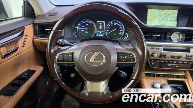 Lexus ES 2017 — фото 14